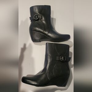 Black Ankle Boots with Chunky Heel and Rounded Toe. Size 6.5. Tried on.